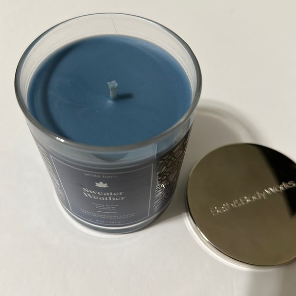 White Barn
Sweater Weather
Signature Single Wick Candle 8 Oz - Picture 2 of 3